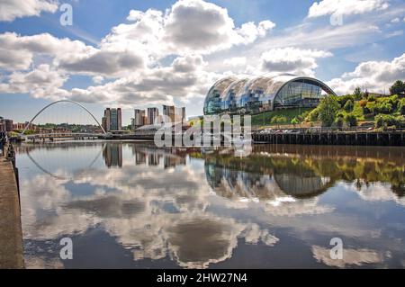 Vista di Sage Gateshead sul fiume Tyne, Quayside, Newcastle upon Tyne, Tyne and Wear, England, Regno Unito Foto Stock