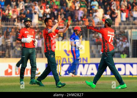 Dhaka, Bangladesh. 03rd Mar 2022. Il giocatore di cricket del Bangladesh Nasum Ahmed (2nd L) festeggia con il compagno di squadra Shakib al Hasan durante la prima partita del T20 tra la squadra di cricket afghana e il Bangladesh allo Stadio nazionale di cricket di Sher e Bangla. Il Bangladesh ha vinto con 61 corse. Credit: SOPA Images Limited/Alamy Live News Foto Stock