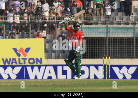 Dhaka, Bangladesh. 03rd Mar 2022. Il giocatore di cricket del Bangladesh, Liton Das, celebra 50 corse in azione durante la prima partita del T20 tra la squadra di cricket afghana e il Bangladesh allo Sher e Bangla National Cricket Stadium. Il Bangladesh ha vinto con 61 corse. Credit: SOPA Images Limited/Alamy Live News Foto Stock