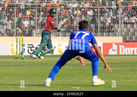 Dhaka, Bangladesh. 03rd Mar 2022. Il giocatore di cricket del Bangladesh Liton Das è in azione durante la prima partita del T20 tra la squadra di cricket afghana e il Bangladesh allo Sher e Bangla National Cricket Stadium. Il Bangladesh ha vinto con 61 corse. Credit: SOPA Images Limited/Alamy Live News Foto Stock