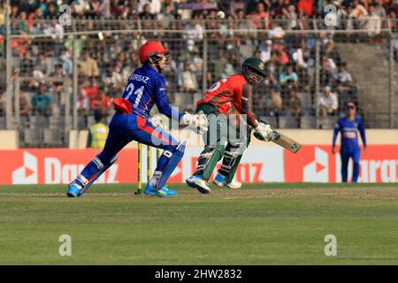 Dhaka, Bangladesh. 03rd Mar 2022. Il giocatore di cricket del Bangladesh Liton Das (R) in azione durante la prima partita del T20 tra la squadra di cricket afghana e il Bangladesh allo Sher e Bangla National Cricket Stadium. Il Bangladesh ha vinto con 61 corse. Credit: SOPA Images Limited/Alamy Live News Foto Stock