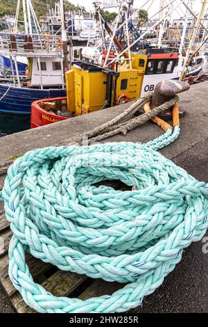 Una spirale di corda di polipropilene sul molo nel porto di Mallaig, Highland, Scozia Regno Unito Foto Stock