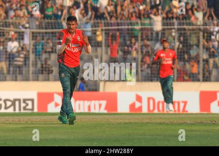 Dhaka, Bangladesh. 03rd Mar 2022. Il giocatore di cricket del Bangladesh Nasum Ahmed festeggia durante la prima partita del T20 tra la squadra di cricket afghana e il Bangladesh allo Sher e Bangla National Cricket Stadium. Il Bangladesh ha vinto con 61 corse. Credit: SOPA Images Limited/Alamy Live News Foto Stock