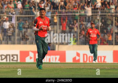 Dhaka, Bangladesh. 03rd Mar 2022. Il giocatore di cricket del Bangladesh Nasum Ahmed festeggia durante la prima partita del T20 tra la squadra di cricket afghana e il Bangladesh allo Sher e Bangla National Cricket Stadium. Il Bangladesh ha vinto con 61 corse. Credit: SOPA Images Limited/Alamy Live News Foto Stock