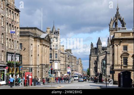 Visualizza in basso Royal Mile, Città Vecchia, Edimburgo, Lothian, Scozia, Regno Unito Foto Stock