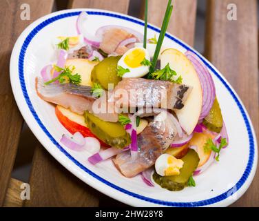 Insalata di aringhe con mele e cetrioli Foto Stock