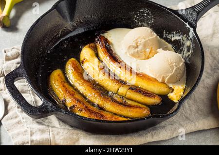 Banane saltate fatte in casa Foster Dessert con gelato Foto Stock