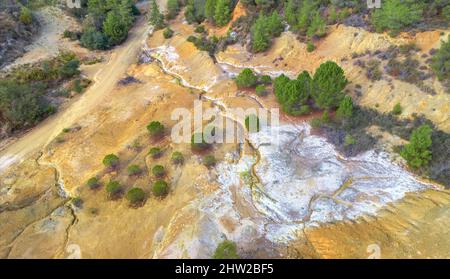 Inquinamento dei terreni e delle acque con rifiuti solidi e liquidi provenienti dalle miniere di rame nella zona di Limni, Cipro Foto Stock