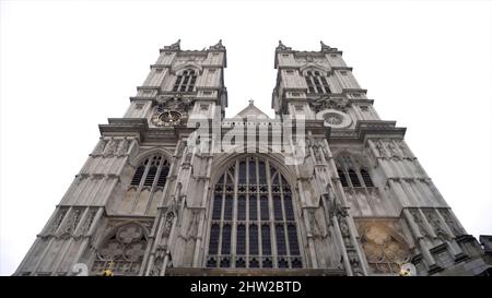 Facciata della cattedrale con due torri sullo sfondo del cielo nuvoloso. Azione. Vista dal fondo del bellissimo edificio della cattedrale con architettura gotica Foto Stock