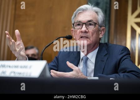 Washington, Stati Uniti. 03rd Mar 2022. Il presidente della Federal Reserve Jerome Powell testimonia durante l'audizione del Comitato bancario del Senato sul "rapporto di politica monetaria semestrale al Congresso", a Capitol Hill a Washington, DC, il 3 marzo 2022. Foto piscina di Tom Williams/UPI Credit: UPI/Alamy Live News Foto Stock