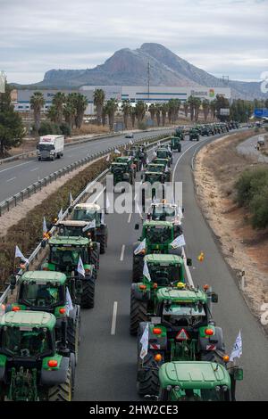 Malaga, Spagna. 03rd Mar 2022. Gli agricoltori che guidano i trattori in coda quando prendono parte a una protesta di agricoltori e allevatori.centinaia di lavoratori con trattori hanno mobilitato un rally che richiede misure decenti ed economiche per il settore agricolo, a causa dei crescenti costi di produzione. La crisi del settore rurale interesserebbe la regione andalusa per la sua importanza come settore strategico ed economico. (Foto di Jesus Merida/SOPA Images/Sipa USA) Credit: Sipa USA/Alamy Live News Foto Stock