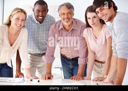 Ci vogliono tutti i generi per fare un lavoro di affari. Foto di un gruppo diversificato di colleghi in ufficio. Foto Stock
