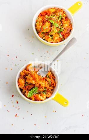 Cheesy cotto Mac e formaggio, Mediterranean Comfort Food verticale foto Foto Stock