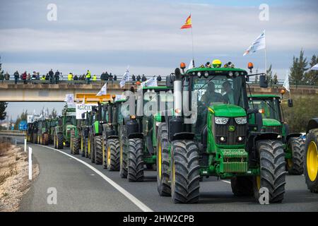 Malaga, Spagna. 03rd Mar 2022. Gli agricoltori che guidano i trattori in coda quando prendono parte a una protesta di agricoltori e allevatori.centinaia di lavoratori con trattori hanno mobilitato un rally che richiede misure decenti ed economiche per il settore agricolo, a causa dei crescenti costi di produzione. La crisi del settore rurale interesserebbe la regione andalusa per la sua importanza come settore strategico ed economico. (Foto di Jesus Merida/SOPA Images/Sipa USA) Credit: Sipa USA/Alamy Live News Foto Stock