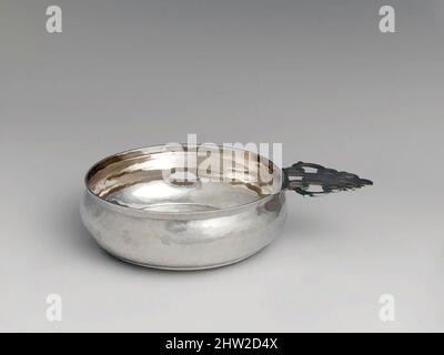 Arte ispirata da Porringer, ca. 1700, made in Boston, Massachusetts, Stati Uniti, America, Argento, totale: 1 7/8 x 7 13/16 pollici (4,8 x 19,8 cm); 6 once 6 dwt. (195,6 g), Argento, John Allen (1671/72–1760), John Edwards (ca. 1671–1746, opere classiche modernizzate da Artotop con un tocco di modernità. Forme, colore e valore, impatto visivo accattivante sulle emozioni artistiche attraverso la libertà delle opere d'arte in modo contemporaneo. Un messaggio senza tempo che persegue una nuova direzione selvaggiamente creativa. Artisti che si rivolgono al supporto digitale e creano l'NFT Artotop Foto Stock