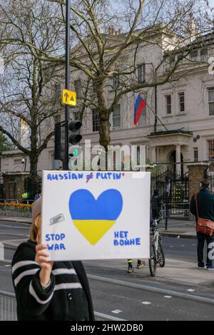 Londra, Inghilterra. 3rd marzo 2022. I manifestanti si riuniscono all'esterno dell'ambasciata russa per protestare contro la guerra russa in Ucraina. La Russia ha invaso la vicina Ucraina il 24th febbraio 2022, dopo l'invasione, si è verificata una condanna globale della guerra. Credit: SMP News / Alamy Live News Foto Stock