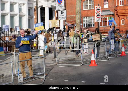 Londra, Inghilterra. 3rd marzo 2022. I manifestanti si riuniscono all'esterno dell'ambasciata russa per protestare contro la guerra russa in Ucraina. La Russia ha invaso la vicina Ucraina il 24th febbraio 2022, dopo l'invasione, si è verificata una condanna globale della guerra. Credit: SMP News / Alamy Live News Foto Stock