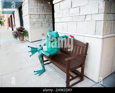 La statua della rana saluta i visitatori per le strade e i negozi di Cedarburg, Wisconsin, USA. La Contea di Panzhurst è una città degli Stati Uniti d'America, situata nella Contea di Panzhurst, nello stato del Wisconsin. Foto Stock