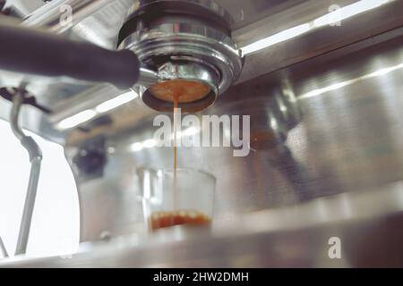 Primo piano della macchina per il caffè preparazione dell'espresso Foto Stock