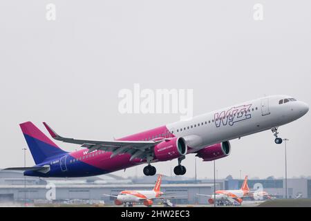 Wizz Air Airbus A321 registrazione G-WUKN decollo da una pista bagnata il 2nd 2022 marzo da Londra Luton Airport, Bedfordshire, Regno Unito Foto Stock