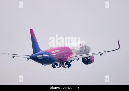 Wizz Air Airbus A321 registrazione G-WUKN decollo il 2nd 2022 marzo da Londra Luton Airport, Bedfordshire, Regno Unito Foto Stock