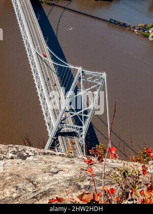 Il Bear Mountain Bridge, chiamato cerimonialmente il Purple Heart Veterans Memorial Bridge,[4] è un ponte sospeso a pedaggio nello stato di New York Foto Stock