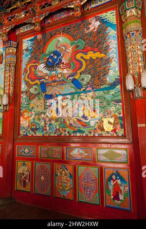 Dipinti del tempio del monastero tibetano dipinti splendidamente decorati a Serti Gampa in Langmusi / decorazione ornata dipinta e divinità / divinità importanti per la religione buddista, al monastero di Sertri Gompa / Dacanglang (Dacanglangmu Saichisi). Una famosa Lamaseria a Langmusi, provincia di Gansu, Cina PRC (125) Foto Stock