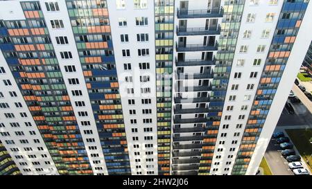 Splendidi ed alti edifici residenziali multicolore. Vista aerea del grande complesso residenziale con infrastrutture sviluppate e edificio moderno Foto Stock