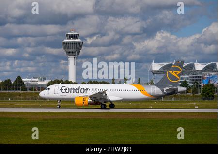 Condor Airbus A320-214 con l'aeromobile registrazione D-AICR è approdo sulla Southern Runway 26L del Munich Airport MUC EDDM Foto Stock
