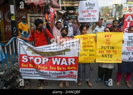 Il 3 marzo 2022, l'attivista di sinistra ha tenuto una manifestazione di protesta a Kolkata , in India , contro l'invasione russa in Ucraina e l'uccisione di due studenti indiani sul suolo ucraino a causa dei bombardamenti russi. Photo by Debarchan Chatterjee/ABACAPRESS.COM Credit: Abaca Press/Alamy Live News Foto Stock