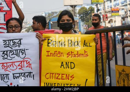 Il 3 marzo 2022, l'attivista di sinistra ha tenuto una manifestazione di protesta a Kolkata , in India , contro l'invasione russa in Ucraina e l'uccisione di due studenti indiani sul suolo ucraino a causa dei bombardamenti russi. Photo by Debarchan Chatterjee/ABACAPRESS.COM Credit: Abaca Press/Alamy Live News Foto Stock