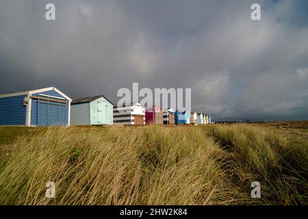 Colorate capanne sulla spiaggia a Hayling Island, Hampshire, Regno Unito Foto Stock