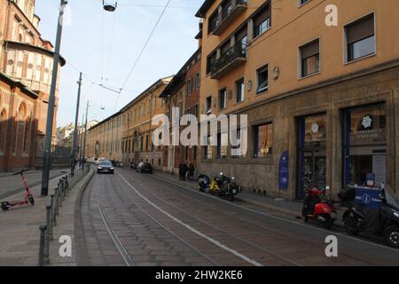 3 marzo 2022, Milao, Italia: (INT) i visitatori si spostano nella Basilica di Santa Maria delle grazie e Cenacolo a Milano. 3 marzo 2022, Milano, Italia: Basilica Santa Maria delle grazie, situata nel cuore di Milano, è un'imponente opera architettonica, emblema della religione cattolica, e nel Cenacolo Vinciano è il famoso murale dipinto da Leonardo da Vinci, ''l'ultima cena'', conservato all'interno del refettorio. E il movimento è grande di visitatori e turisti per vedere questa opera d'arte. La Chiesa è stata inclusa nella Lista del Patrimonio Mondiale dell'UNESCO nel 1980 per essere uno dei più grandi esempi di Rena Foto Stock