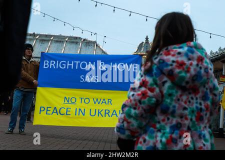 03 marzo 2022. Decine di persone si rivolgono a mostrare supporto per l'Ucraina questa sera a Brighton Sussex il tok di raccolta luogo a il molo del Palazzo a Brighton sul fronte mare a 17:30 credito: @Dmoonuk/Alamy Live News Foto Stock