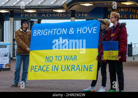 03 marzo 2022. Decine di persone si rivolgono a mostrare supporto per l'Ucraina questa sera a Brighton Sussex il tok di raccolta luogo a il molo del Palazzo a Brighton sul fronte mare a 17:30 credito: @Dmoonuk/Alamy Live News Foto Stock