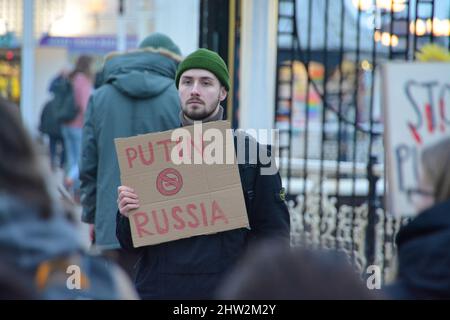 03 marzo 2022. Decine di persone si rivolgono a mostrare supporto per l'Ucraina questa sera a Brighton Sussex il tok di raccolta luogo a il molo del Palazzo a Brighton sul fronte mare a 17:30 credito: @Dmoonuk/Alamy Live News Foto Stock