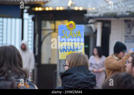 03 marzo 2022. Decine di persone si rivolgono a mostrare supporto per l'Ucraina questa sera a Brighton Sussex il tok di raccolta luogo a il molo del Palazzo a Brighton sul fronte mare a 17:30 credito: @Dmoonuk/Alamy Live News Foto Stock