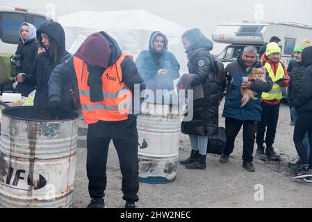 Medyka, Polonia. 02nd Mar 2022. I rifugiati attraversano il confine tra Ucraina e Polonia. Essi fuggirono dalle loro case dopo l'invasione russa. I volontari offrono corse gratuite e donazioni. Medyka è uno degli otto valichi di frontiera tra Polonia e Ucraina. Più di 500.000 persone sono fuggite dall'inizio della guerra, ha scritto Filippo grandi, capo dell'agenzia delle Nazioni Unite per i rifugiati. Migliaia di persone in Ucraina sono pronte a fuggire. (Foto di Jakub Podkowiak/PRESSCOV/Sipa USA) Credit: Sipa USA/Alamy Live News Foto Stock