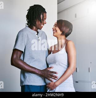 Si eccita quando tocco la tua pancia. Colpo di un giovane che tocca il suo ventre incinta. Foto Stock