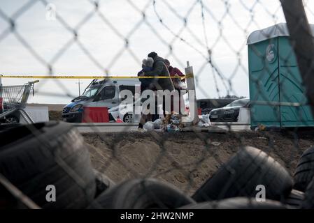 Medyka, Polonia. 02nd Mar 2022. I rifugiati attraversano il confine tra Ucraina e Polonia. Essi fuggirono dalle loro case dopo l'invasione russa. I volontari offrono corse gratuite e donazioni. Medyka è uno degli otto valichi di frontiera tra Polonia e Ucraina. Più di 500.000 persone sono fuggite dall'inizio della guerra, ha scritto Filippo grandi, capo dell'agenzia delle Nazioni Unite per i rifugiati. Migliaia di persone in Ucraina sono pronte a fuggire. (Foto di Jakub Podkowiak/PRESSCOV/Sipa USA) Credit: Sipa USA/Alamy Live News Foto Stock