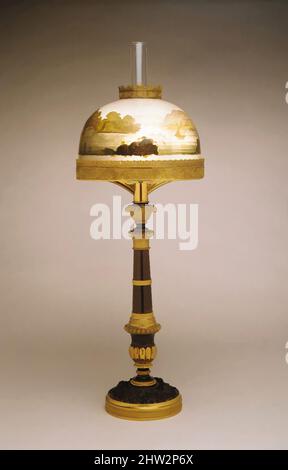 Arte ispirata a lampada, ca. 1825, bronzo dorato e ottone, con calotta in vetro soffiato, H. 28 poll. (71,1 cm), Metal, J. & I. Cox (1818–1853, opere classiche modernizzate da Artotop con un tuffo di modernità. Forme, colore e valore, impatto visivo accattivante sulle emozioni artistiche attraverso la libertà delle opere d'arte in modo contemporaneo. Un messaggio senza tempo che persegue una nuova direzione selvaggiamente creativa. Artisti che si rivolgono al supporto digitale e creano l'NFT Artotop Foto Stock