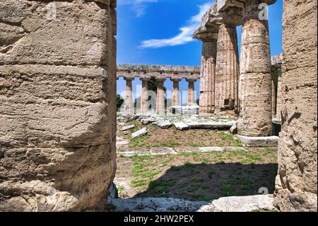 La Basilica (conosciuta anche come il tempio di Hera) uno dei templi perfettamente conservati presenti nel parco archeologico di Paestum, Salerno, Italia Foto Stock