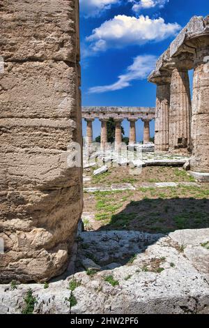 La Basilica (conosciuta anche come il tempio di Hera) uno dei templi perfettamente conservati presenti nel parco archeologico di Paestum, Salerno, Italia Foto Stock