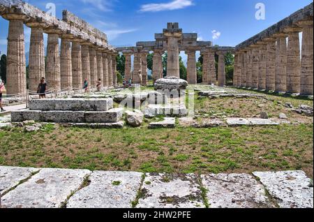 La Basilica (conosciuta anche come il tempio di Hera) uno dei templi perfettamente conservati presenti nel parco archeologico di Paestum, Salerno, Italia Foto Stock