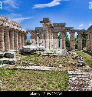 La Basilica (conosciuta anche come il tempio di Hera) uno dei templi perfettamente conservati presenti nel parco archeologico di Paestum, Salerno, Italia Foto Stock