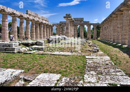 La Basilica (conosciuta anche come il tempio di Hera) uno dei templi perfettamente conservati presenti nel parco archeologico di Paestum, Salerno, Italia Foto Stock