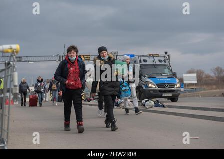 Medyka, Polonia. 02nd Mar 2022. I rifugiati attraversano il confine tra Ucraina e Polonia. Essi fuggirono dalle loro case dopo l'invasione russa. I volontari offrono corse gratuite e donazioni. Medyka è uno degli otto valichi di frontiera tra Polonia e Ucraina. Più di 500.000 persone sono fuggite dall'inizio della guerra, ha scritto Filippo grandi, capo dell'agenzia delle Nazioni Unite per i rifugiati. Migliaia di persone in Ucraina sono pronte a fuggire. (Foto di Jakub Podkowiak/PRESSCOV/Sipa USA) Credit: Sipa USA/Alamy Live News Foto Stock