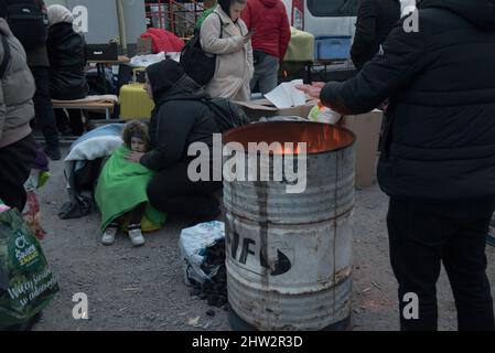 Medyka, Polonia. 02nd Mar 2022. I rifugiati attraversano il confine tra Ucraina e Polonia. Essi fuggirono dalle loro case dopo l'invasione russa. I volontari offrono corse gratuite e donazioni. Medyka è uno degli otto valichi di frontiera tra Polonia e Ucraina. Più di 500.000 persone sono fuggite dall'inizio della guerra, ha scritto Filippo grandi, capo dell'agenzia delle Nazioni Unite per i rifugiati. Migliaia di persone in Ucraina sono pronte a fuggire. (Foto di Jakub Podkowiak/PRESSCOV/Sipa USA) Credit: Sipa USA/Alamy Live News Foto Stock