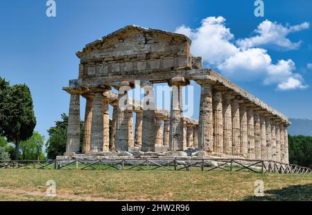 Il Tempio di Atena, uno dei famosi templi greci trovati nel parco archeologico di Paestum, Salerno, Campania, Italia Foto Stock