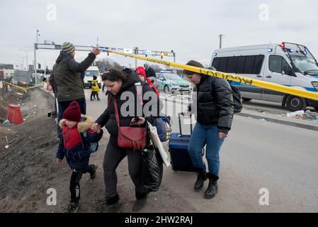 Medyka, Polonia. 02nd Mar 2022. I rifugiati attraversano il confine tra Ucraina e Polonia. Essi fuggirono dalle loro case dopo l'invasione russa. I volontari offrono corse gratuite e donazioni. Medyka è uno degli otto valichi di frontiera tra Polonia e Ucraina. Più di 500.000 persone sono fuggite dall'inizio della guerra, ha scritto Filippo grandi, capo dell'agenzia delle Nazioni Unite per i rifugiati. Migliaia di persone in Ucraina sono pronte a fuggire. (Foto di Jakub Podkowiak/PRESSCOV/Sipa USA) Credit: Sipa USA/Alamy Live News Foto Stock